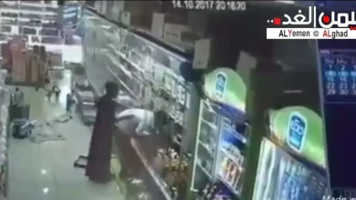مقيم يمني يضرب شاب سعودي