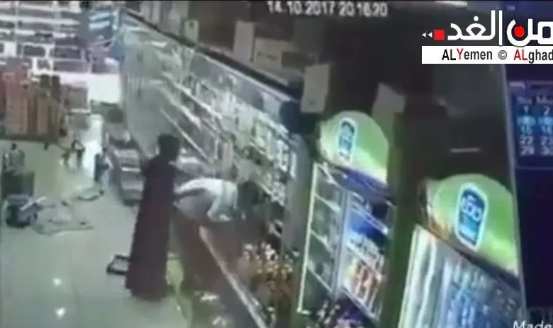 مقيم يمني يضرب شاب سعودي