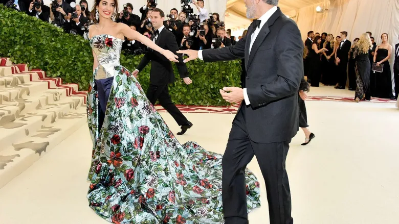 عرض ميت غالا 2018 Met Gala وتوزيع جوائز أوسكار 1 george clooney amal met gala 2018 02 jpg | عرض ميت غالا 2018 Met Gala وتوزيع جوائز أوسكار
