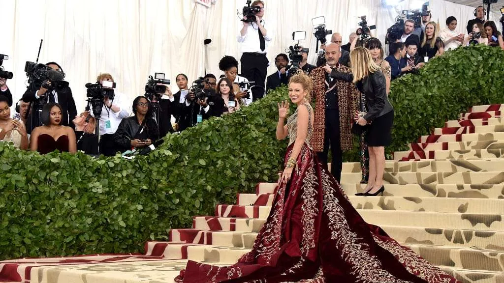 عرض ميت غالا 2018 Met Gala وتوزيع جوائز أوسكار 4 http cdn.cnn .com cnnnext dam assets 180507215024 42 met gala red carpet blake lively restricted | عرض ميت غالا 2018 Met Gala وتوزيع جوائز أوسكار