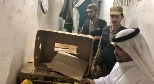 بالصور.. بلاغ مواطن يوقع عمالة تعبئ التمور بشكل مخالف في المدينة