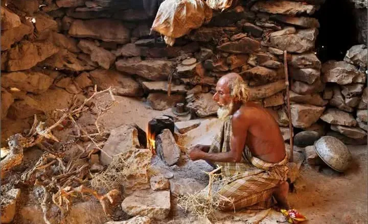 صعالف jpg | وفاة الشيخ صعالف من أبناء سقطرى عاش في إحدى كهوف الجزيرة