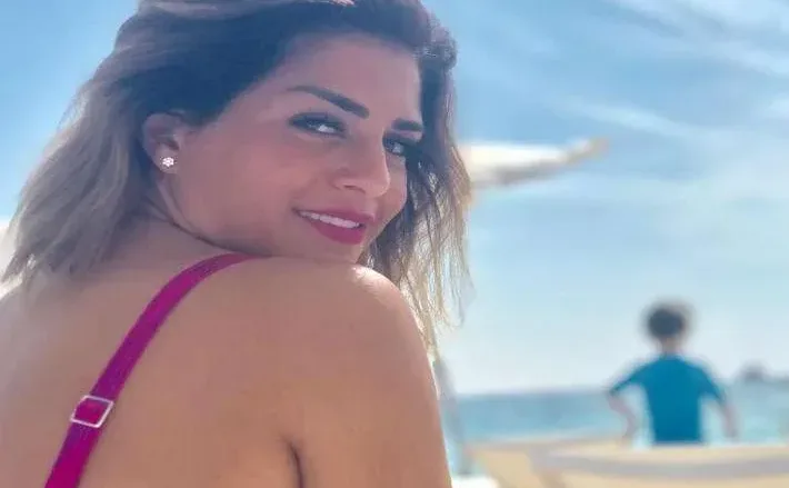 منه فضالي تظهر بشكل مفاجئ يثير الجدل