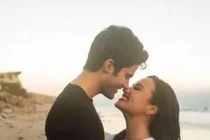 تعلن ديمي لوفاتو عن خطوبتها للممثل ماكس أريش وتلتقط صورًا رومانسية