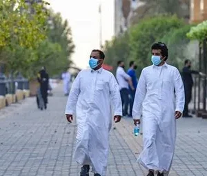 تفاصيل إعادة فرض ارتداء الكمامة والتباعد في السعودية