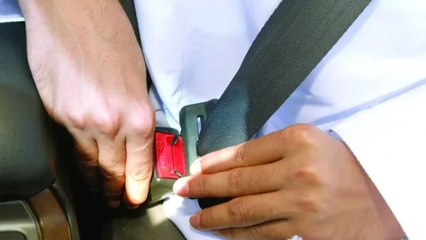 إلزام سائقي السيارات بحزام الأمان من اللوائح التنفيذية