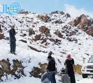 كم يبعد جبل اللوز عن تبوك