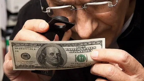طرق بسيطة لمعرفة الدولار المزور .. لا تسمح بوقوعك ضحية لعمليات النصب