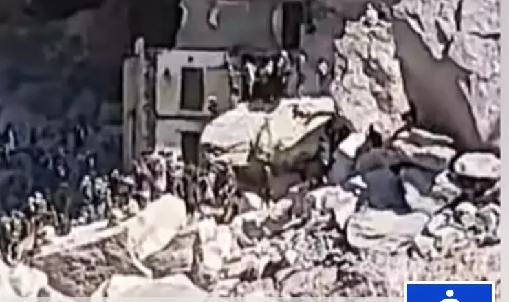 إنهيار صخري في مديرية الطويلة