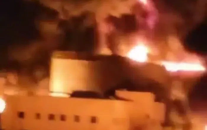 غارات إسرائيلية تستهدف منشآت نفطية في الحديدة باليمن