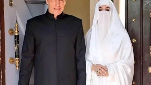 اعتقال زوجة عمران خان في قضية فساد فمن هي بشرى بيبي