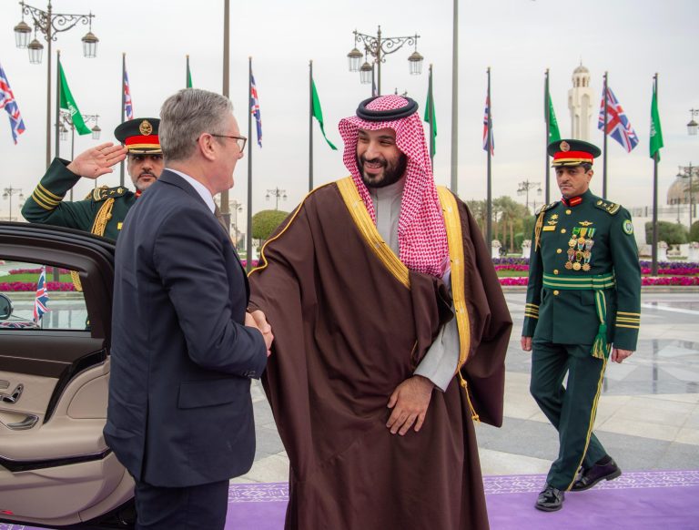 ولي العهد السعودي الأمير محمد بن سلمان يستقبل رئيس الوزراء البريطاني في قصر اليمامة بالرياض