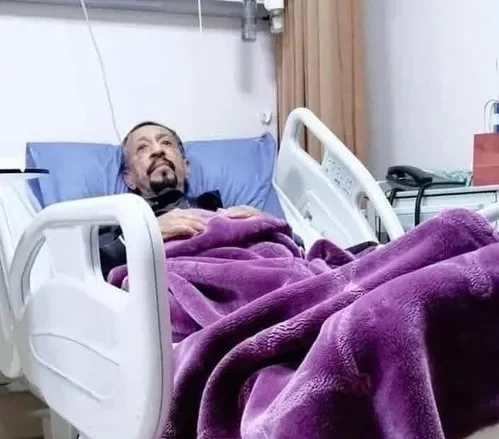 صورة الفنان إبراهيم أبو الخير في المستشفى