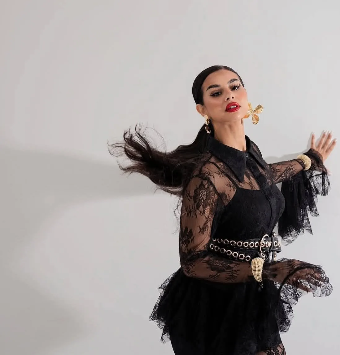 صور جريئة باللون الأسود للفنانة منة عرفة