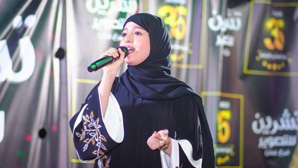 ماريا قحطان تتبرع بكراسٍ