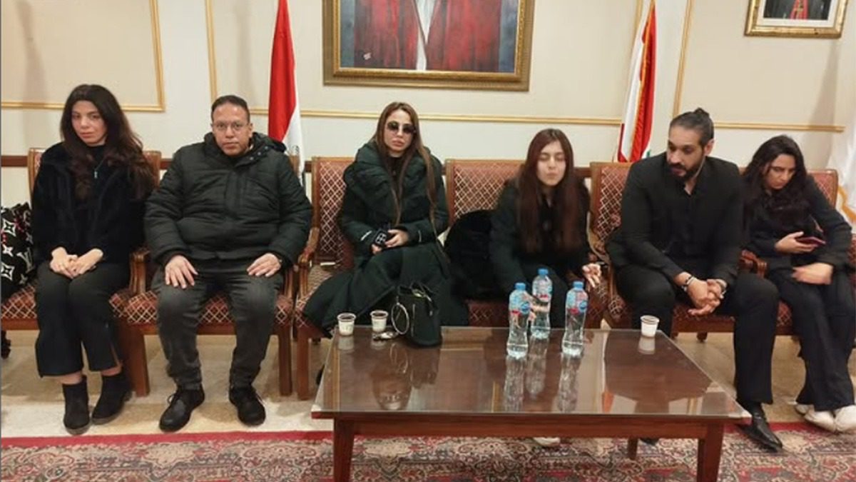 “وجودكم جعلني أشعر بعائلة كبيرة”.. دوللي شاهين تشكر المعزين في وفاة والدتها بوسط البلد