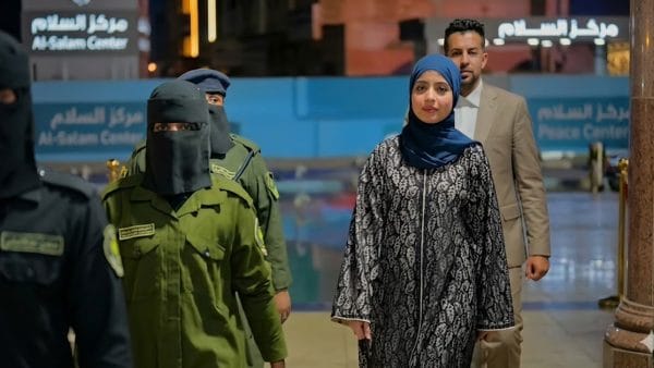 الفنانة ماريا قحطان تقدم إعتذارها نيابة عن اخوها بسبب الطفل